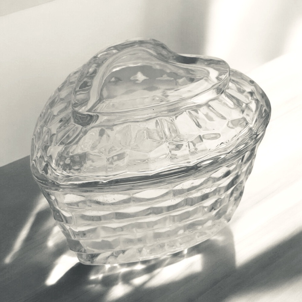 Homco Clear Glass Heart Shaped Small Lidded Trinket Box - Picture 4 of 10